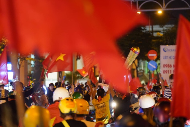 Hàng vạn người hâm mộ xuống đường mừng U22 Việt Nam vô địch SEA Games - 5