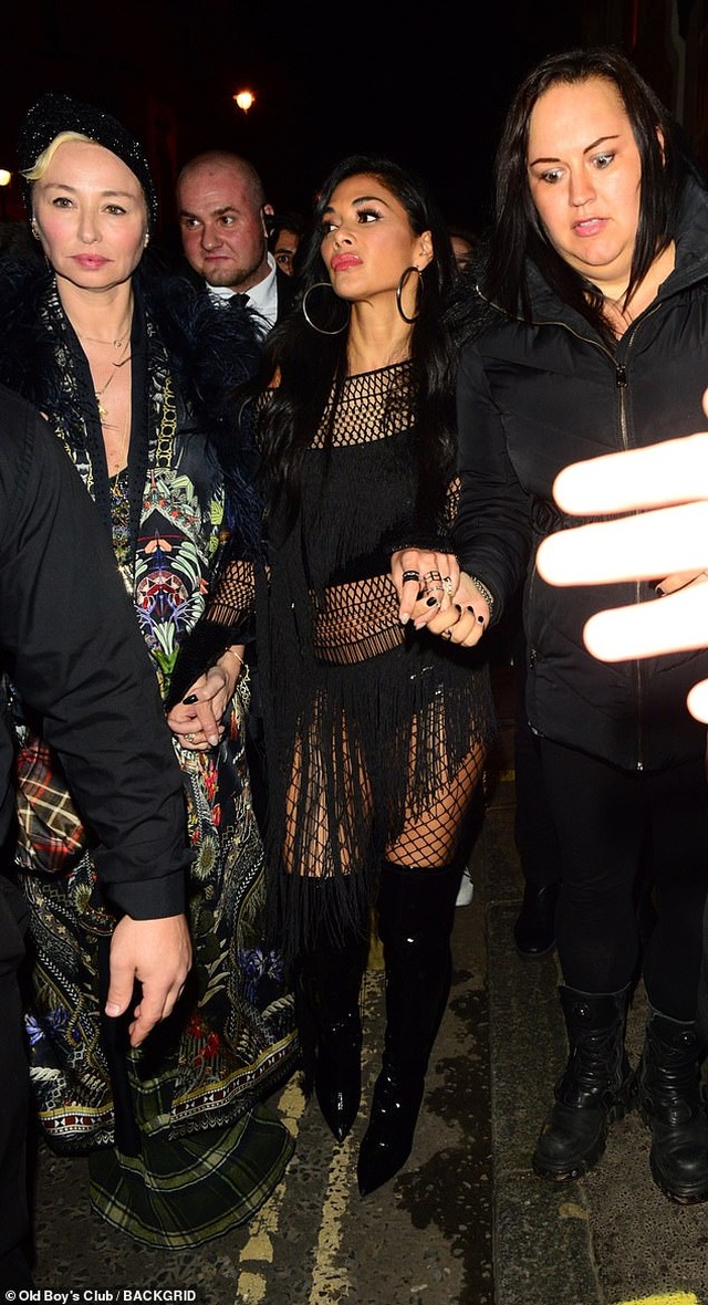 Nicole Scherzinger mặc hở bạo giữa trời đông giá - 8 Nicole Scherzinger mặc hở bạo giữa trời đông giá - 8