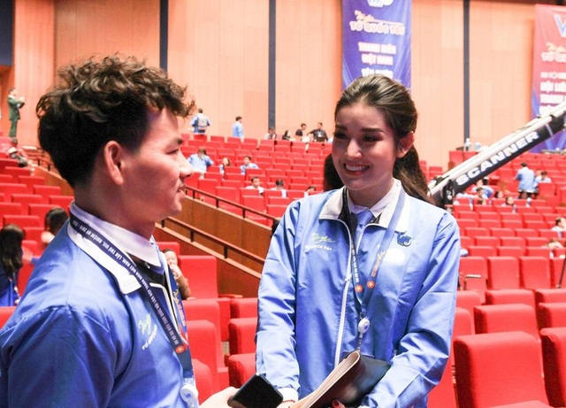 Á hậu Huyền My kể chuyện làm thiện nguyện tại Đại hội Hội LHTN Việt Nam - 1 Á hậu Huyền My kể chuyện làm thiện nguyện tại Đại hội Hội LHTN Việt Nam - 1