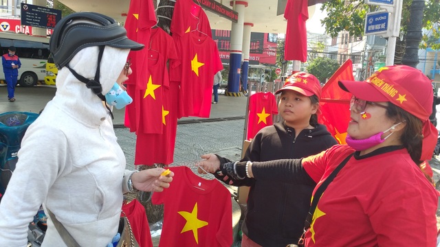 Áo, mũ, cờ... cổ vũ cho đội tuyển Việt Nam đắt khách - 4 Áo, mũ, cờ... cổ vũ cho đội tuyển Việt Nam đắt khách - 4