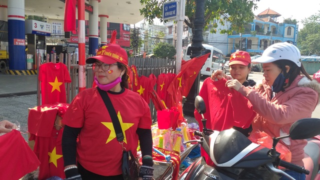 Áo, mũ, cờ... cổ vũ cho đội tuyển Việt Nam đắt khách - 1 Áo, mũ, cờ... cổ vũ cho đội tuyển Việt Nam đắt khách - 1