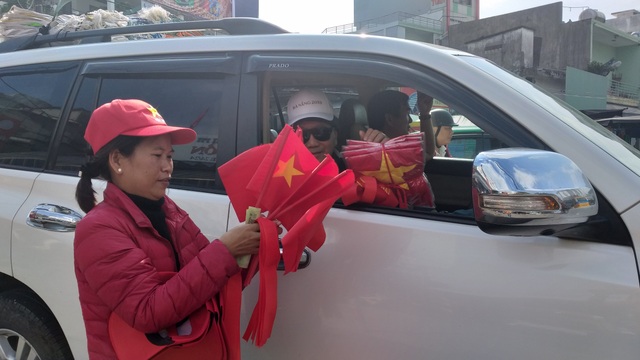 Áo, mũ, cờ... cổ vũ cho đội tuyển Việt Nam đắt khách - 3 Áo, mũ, cờ... cổ vũ cho đội tuyển Việt Nam đắt khách - 3