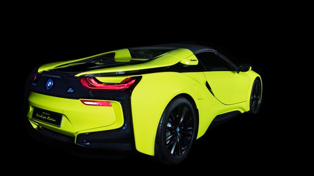 Cận cảnh chiếc BMW i8 Roadster màu xanh neon độc nhất vô nhị - 16