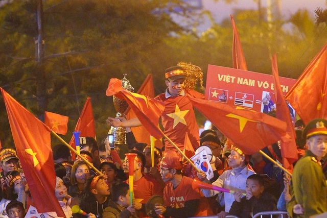 Hà Nội: Hàng ngàn cổ động viên cuồng nhiệt chờ đội tuyển U22 vô địch trở về nước - 2
