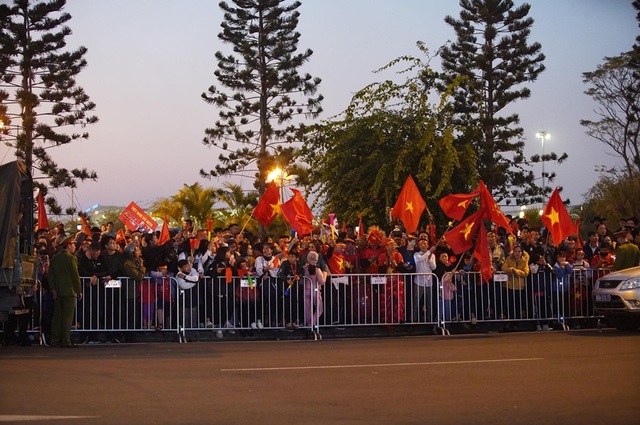 Hà Nội: Hàng ngàn cổ động viên cuồng nhiệt chờ đội tuyển U22 vô địch trở về nước - 1