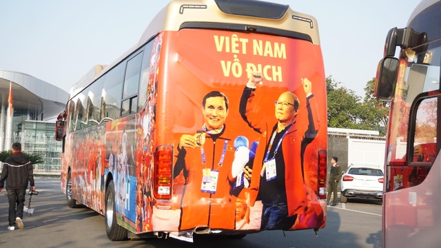 Hà Nội: Hàng ngàn cổ động viên cuồng nhiệt chờ đội tuyển U22 vô địch trở về nước - 10