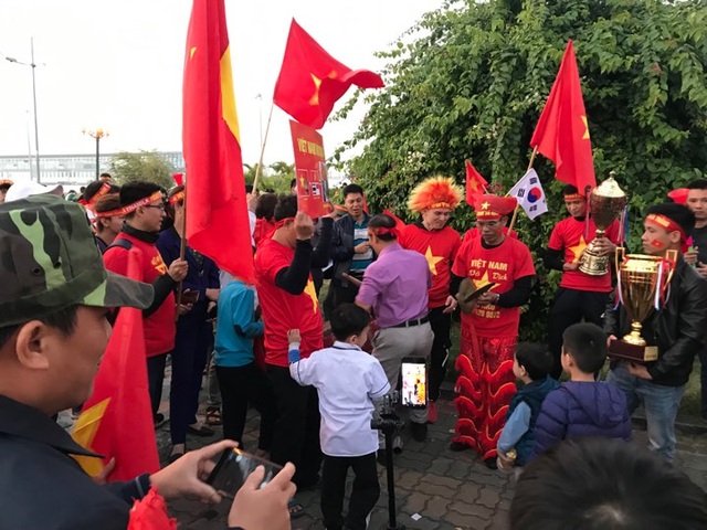 Hà Nội: Hàng ngàn cổ động viên cuồng nhiệt chờ đội tuyển U22 vô địch trở về nước - 7