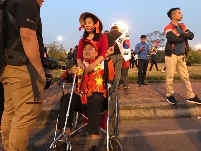 Hà Nội: Hàng ngàn cổ động viên cuồng nhiệt chờ đội tuyển U22 vô địch trở về nước - 5