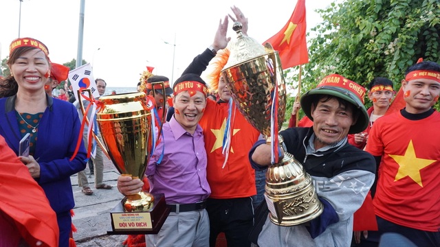 Hà Nội: Hàng ngàn cổ động viên cuồng nhiệt chờ đội tuyển U22 vô địch trở về nước - 8