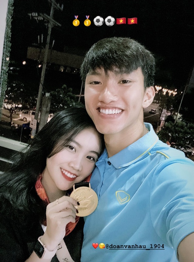 Bạn gái e ấp dựa vai Đoàn Văn Hậu, cùng ăn mừng chiến thắng trước khi xa nhau - 4 Bạn gái e ấp dựa vai Đoàn Văn Hậu, cùng ăn mừng chiến thắng trước khi xa nhau - 4