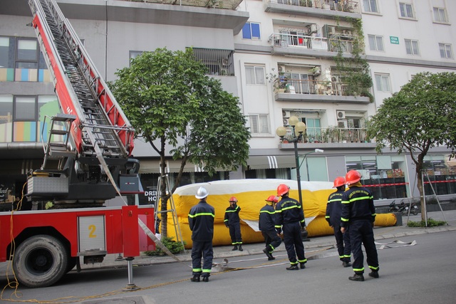 Hà Nội: Trẻ mầm non được diễn tập cách thoát khỏi hoả hoạn - 8 Hà Nội: Trẻ mầm non được diễn tập cách thoát khỏi hoả hoạn - 8