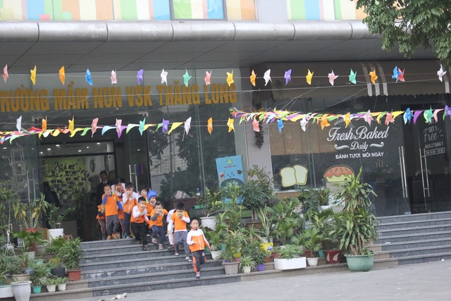 Hà Nội: Trẻ mầm non được diễn tập cách thoát khỏi hoả hoạn - 6 Hà Nội: Trẻ mầm non được diễn tập cách thoát khỏi hoả hoạn - 6