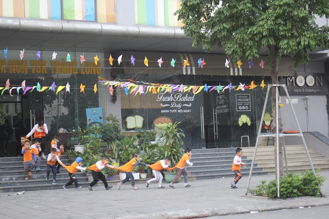 Hà Nội: Trẻ mầm non được diễn tập cách thoát khỏi hoả hoạn - 2 Hà Nội: Trẻ mầm non được diễn tập cách thoát khỏi hoả hoạn - 2