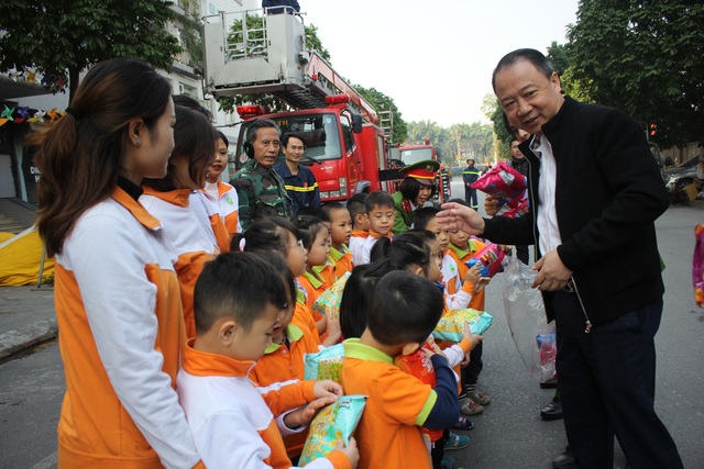 Hà Nội: Trẻ mầm non được diễn tập cách thoát khỏi hoả hoạn - 9 Hà Nội: Trẻ mầm non được diễn tập cách thoát khỏi hoả hoạn - 9