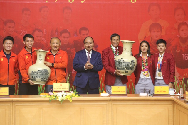 Thủ tướng: Sau các cầu thủ là cả dân tộc, là bản lĩnh, khát vọng Việt Nam - 11 Thủ tướng: Sau các cầu thủ là cả dân tộc, là bản lĩnh, khát vọng Việt Nam - 11