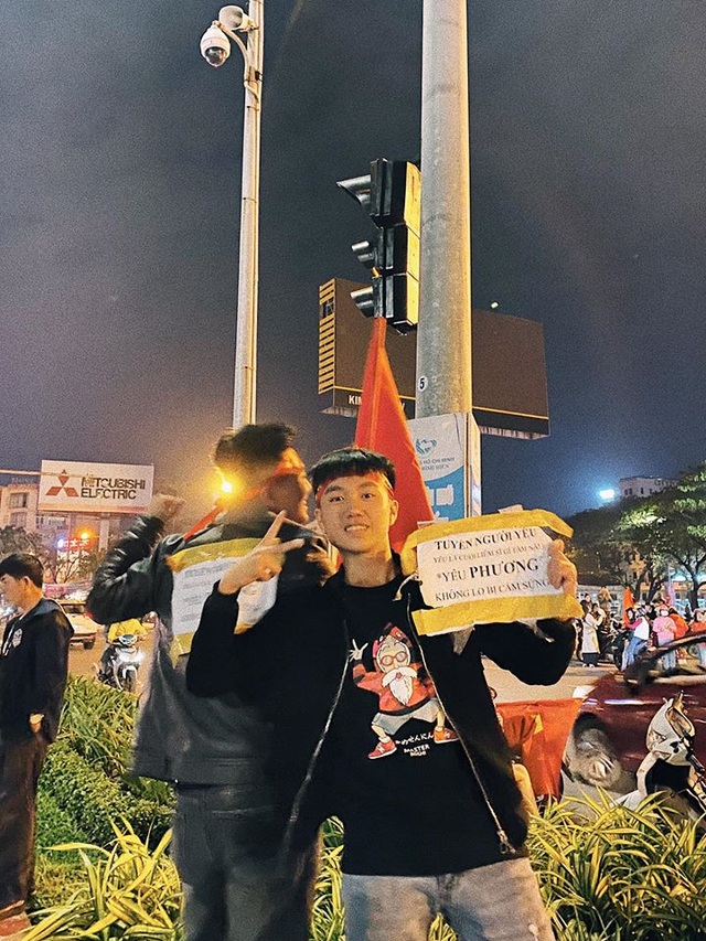 Những hình ảnh ăn mừng bá đạo sau chiến tích của U22 Việt Nam - 6 Những hình ảnh ăn mừng bá đạo sau chiến tích của U22 Việt Nam - 6
