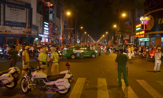 Trưởng phòng CSGT mặc thường phục chống đua xe sau trận chung kết SEA Games - 2 Trưởng phòng CSGT mặc thường phục chống đua xe sau trận chung kết SEA Games - 2