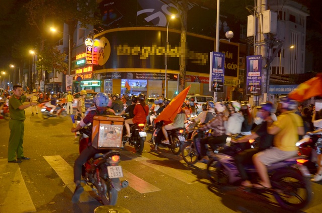 Trưởng phòng CSGT mặc thường phục chống đua xe sau trận chung kết SEA Games - 3 Trưởng phòng CSGT mặc thường phục chống đua xe sau trận chung kết SEA Games - 3