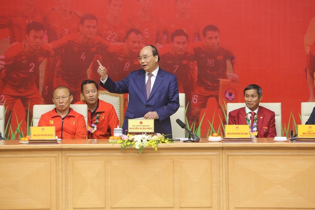 Thủ tướng: Sau các cầu thủ là cả dân tộc, là bản lĩnh, khát vọng Việt Nam - 3 Thủ tướng: Sau các cầu thủ là cả dân tộc, là bản lĩnh, khát vọng Việt Nam - 3