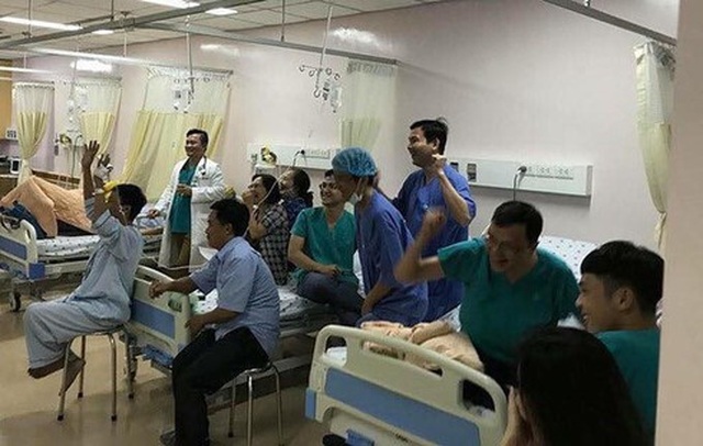 Xúc động hình ảnh cụ ông 80 tuổi đeo máy thở cổ vũ U22 Việt Nam - 1 Xúc động hình ảnh cụ ông 80 tuổi đeo máy thở cổ vũ U22 Việt Nam - 1