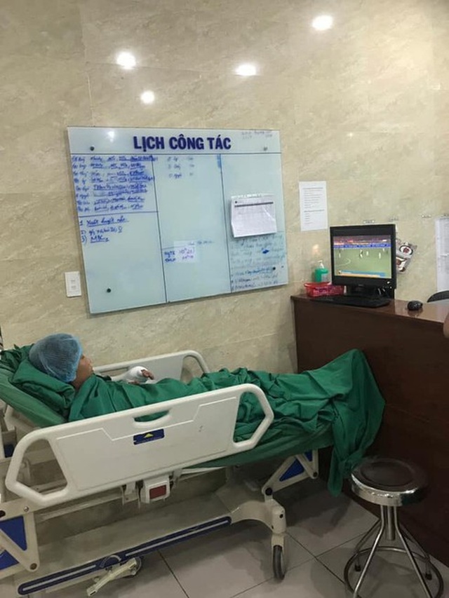 Xúc động hình ảnh cụ ông 80 tuổi đeo máy thở cổ vũ U22 Việt Nam - 3 Xúc động hình ảnh cụ ông 80 tuổi đeo máy thở cổ vũ U22 Việt Nam - 3