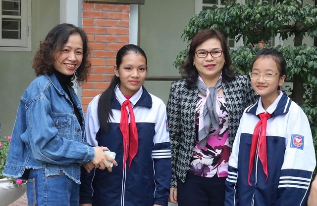 Nhặt được 20 triệu đồng, 2 nữ sinh lớp 6 giao nộp công an - 1 Nhặt được 20 triệu đồng, 2 nữ sinh lớp 6 giao nộp công an - 1