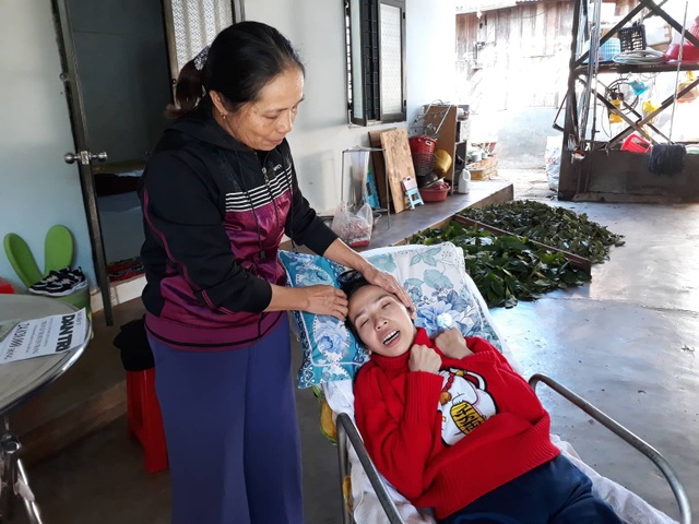 Bạn đọc tiếp tục giúp đỡ cô giáo bị teo não hơn 24 triệu đồng - 2 Bạn đọc tiếp tục giúp đỡ cô giáo bị teo não hơn 24 triệu đồng - 2
