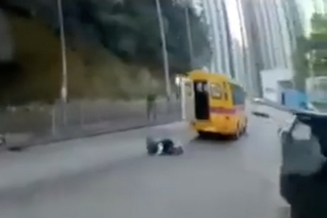 Hong Kong rúng động vụ học sinh văng khỏi xe buýt đang chạy