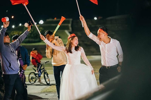 Cặp đôi chụp ảnh cưới “đi bão” ở Đà Lạt mừng U22 Việt Nam chiến thắng - 4 Cặp đôi chụp ảnh cưới “đi bão” ở Đà Lạt mừng U22 Việt Nam chiến thắng - 4