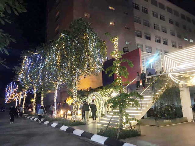 Trường đầu tư máy phun tuyết nhân tạo, sinh viên tha hồ sống ảo mùa Noel - 10 Trường đầu tư máy phun tuyết nhân tạo, sinh viên tha hồ sống ảo mùa Noel - 10
