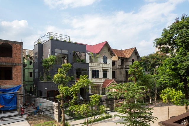 Ngỡ ngàng nhà phố phủ đá xám vẫn đẹp long lanh - 2 Ngỡ ngàng nhà phố phủ đá xám vẫn đẹp long lanh - 2