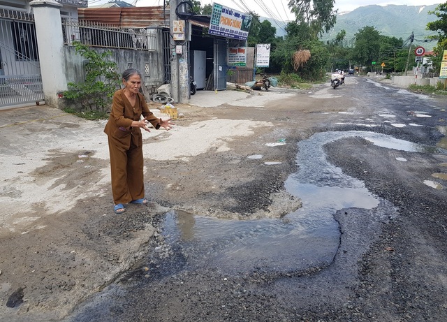 Dân than tuyến đường nát bét, chờ mãi vẫn chưa được sửa - 1 Dân than tuyến đường nát bét, chờ mãi vẫn chưa được sửa - 1