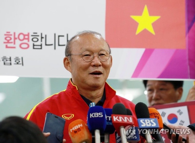 U23 Việt Nam tới Hàn Quốc, HLV Park Hang Seo gây sốt với giới truyền thông - 7