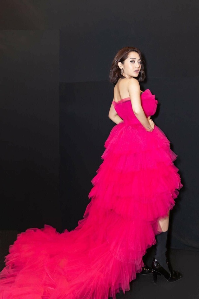 Hoa hậu Hoàn vũ 2011 diện váy cảm hứng hoa sen của nhà thiết kế Việt - Ảnh minh hoạ 8