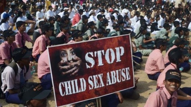 Cha vô nhân tính đưa hơn 30 đàn ông về lạm dụng tình dục con gái 12 tuổi - Ảnh minh hoạ 2