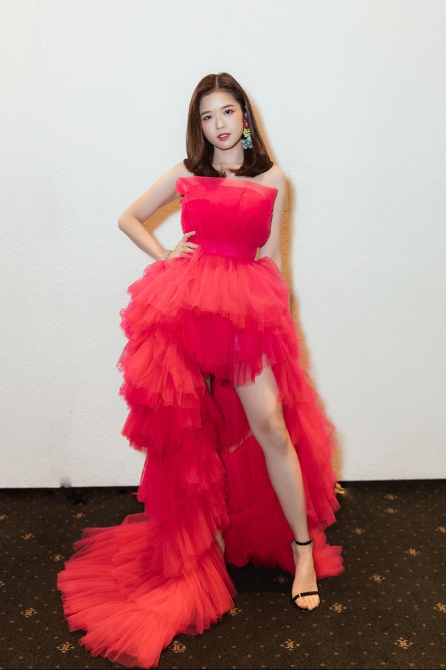 Hoa hậu Hoàn vũ 2011 diện váy cảm hứng hoa sen của nhà thiết kế Việt - Ảnh minh hoạ 11