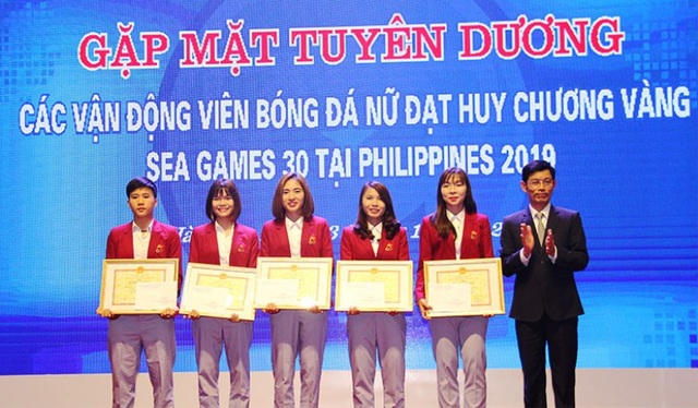 Tuyên dương 5 cầu thủ đội tuyển bóng đá nữ Việt Nam - 1 Tuyên dương 5 cầu thủ đội tuyển bóng đá nữ Việt Nam - 1