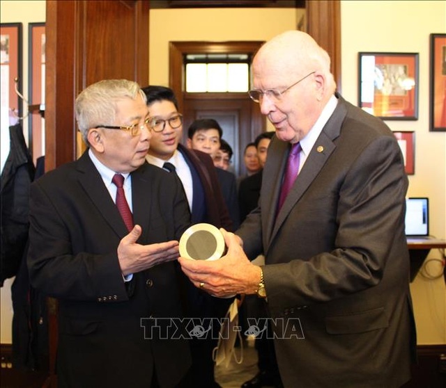 Món quà đặc biệt Thượng tướng Nguyễn Chí Vịnh tặng Thượng Nghị sĩ Mỹ - Ảnh minh hoạ 3