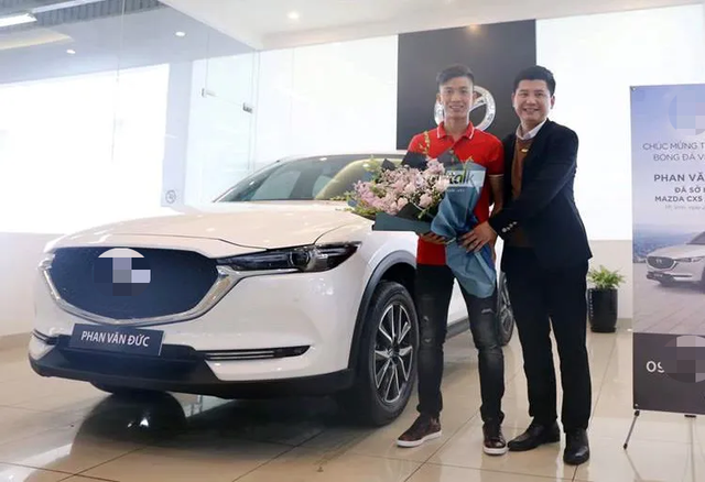 Trung vệ Bùi Tiến Dũng mua xế hộp bạc tỷ sành điệu tặng hôn thê - 6 Trung vệ Bùi Tiến Dũng mua xế hộp bạc tỷ sành điệu tặng hôn thê - 6