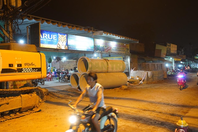 Những mét cống đầu tiên được hạ thổ xuống “con đường đau khổ” tại TP HCM! - 3 Những mét cống đầu tiên được hạ thổ xuống “con đường đau khổ” tại TP HCM! - 3