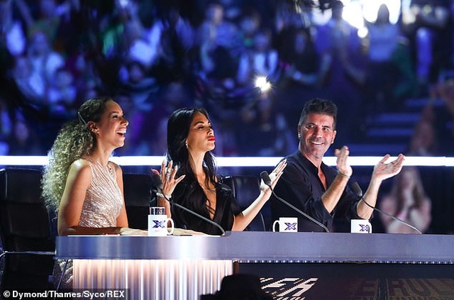 Nicole Scherzinger liên tục mặc hở hang lên truyền hình - 4 Nicole Scherzinger liên tục mặc hở hang lên truyền hình - 4