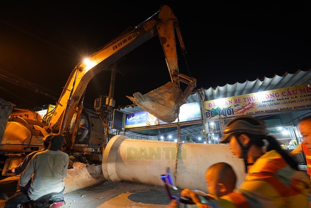 Những mét cống đầu tiên được hạ thổ xuống “con đường đau khổ” tại TP HCM! - 4 Những mét cống đầu tiên được hạ thổ xuống “con đường đau khổ” tại TP HCM! - 4