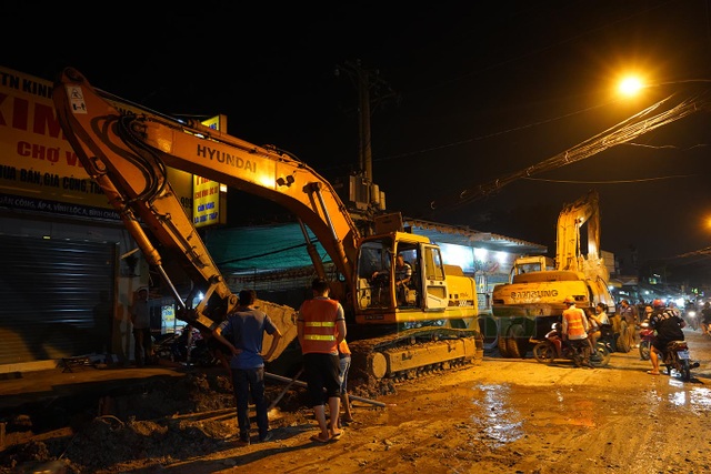 Những mét cống đầu tiên được hạ thổ xuống “con đường đau khổ” tại TP HCM! - 5 Những mét cống đầu tiên được hạ thổ xuống “con đường đau khổ” tại TP HCM! - 5