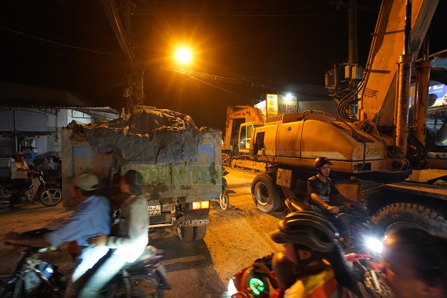 Những mét cống đầu tiên được hạ thổ xuống “con đường đau khổ” tại TP HCM! - 7 Những mét cống đầu tiên được hạ thổ xuống “con đường đau khổ” tại TP HCM! - 7