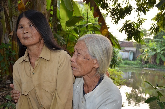 Cụ bà ngót 80 tuổi gánh chồng con được bạn đọc Dân trí giúp đỡ hơn 100 triệu đồng - 2