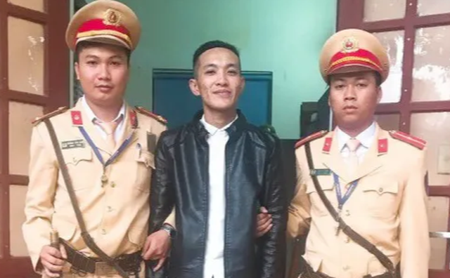 Hẹn đối thủ ra đường chém trọng thương rồi đốt xe - 1 Hẹn đối thủ ra đường chém trọng thương rồi đốt xe - 1
