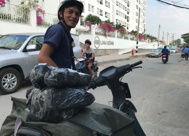Cuối năm: Shipper kiếm tiền triệu mỗi ngày, tranh thủ ăn cơm ngay lúc đợi khách - 2 Cuối năm: Shipper kiếm tiền triệu mỗi ngày, tranh thủ ăn cơm ngay lúc đợi khách - 2