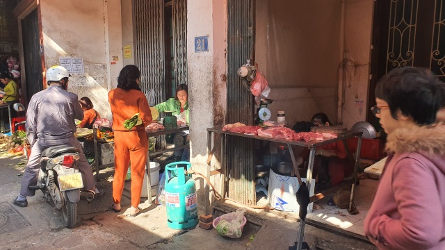 Càng gần Tết càng bị lái buôn ép giá, người bán lẻ thịt lợn chỉ nhập nửa hàng - 1 Càng gần Tết càng bị lái buôn ép giá, người bán lẻ thịt lợn chỉ nhập nửa hàng - 1