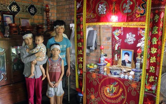 3 đứa trẻ bơ vơ đến tội nghiệp sau cái chết đau lòng của người cha - 3 3 đứa trẻ bơ vơ đến tội nghiệp sau cái chết đau lòng của người cha - 3