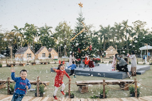 NSƯT Xuân Bắc quy tụ 100 ông, bà già Noel tổ chức Giáng sinh cho trẻ em - 3 NSƯT Xuân Bắc quy tụ 100 ông, bà già Noel tổ chức Giáng sinh cho trẻ em - 3